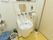 オストメイト対応のトイレで、汚物洗浄台が設置されている。近くの壁には、ハンドソープや鏡、ペーパーホルダーや操作パネルが取り付けられている。