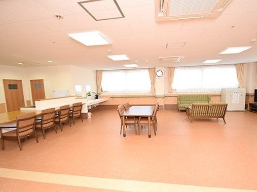 ダイニングテーブルが並んだ食堂は、落ち着いた雰囲気。大きな窓が付き、右側にはソファスペースもある。