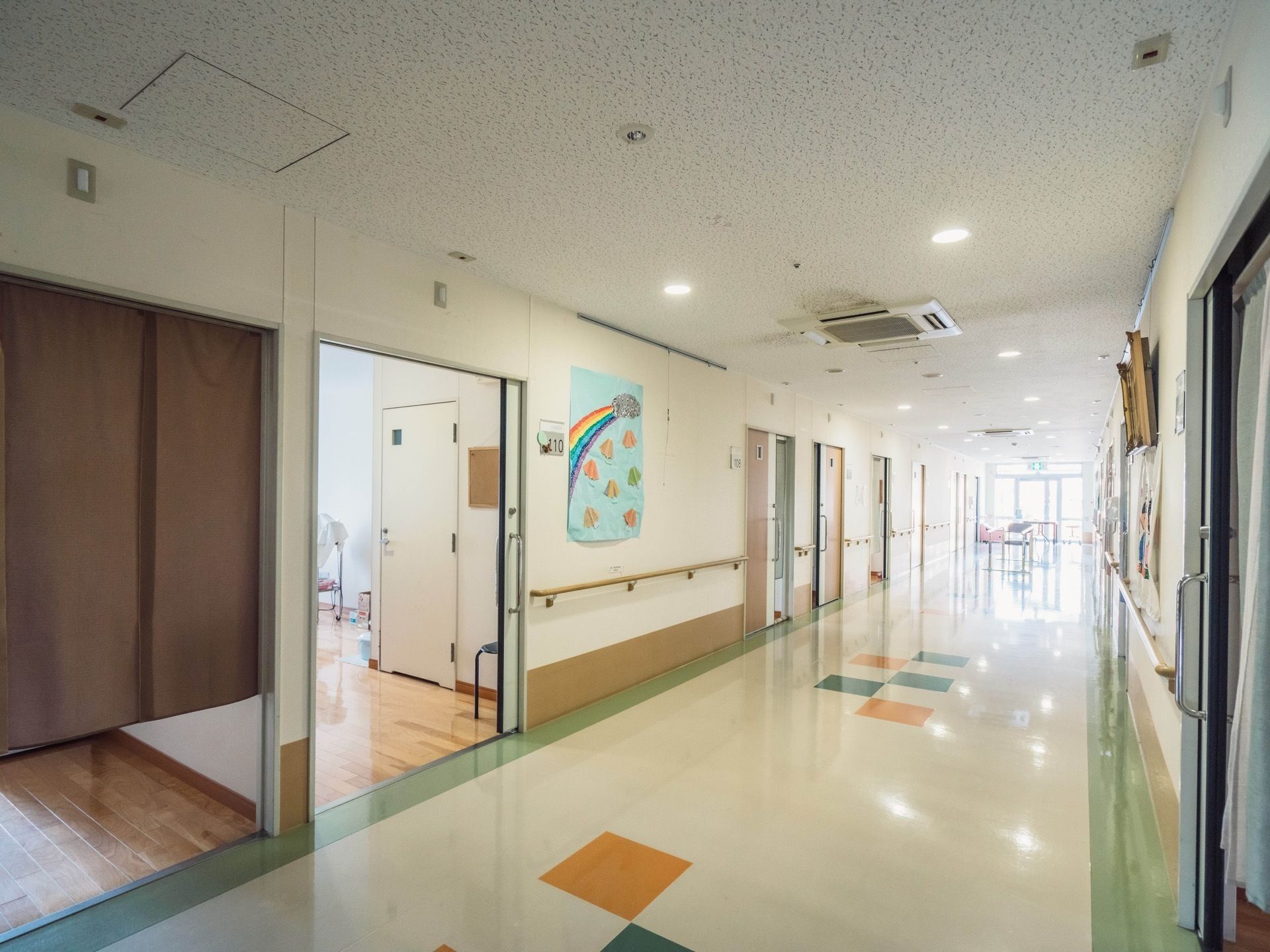 廊下の奥にある窓から日が良く入り、室内は明るく居心地の良い雰囲気。居室には開閉がしやすいスライドドアが設置されている。