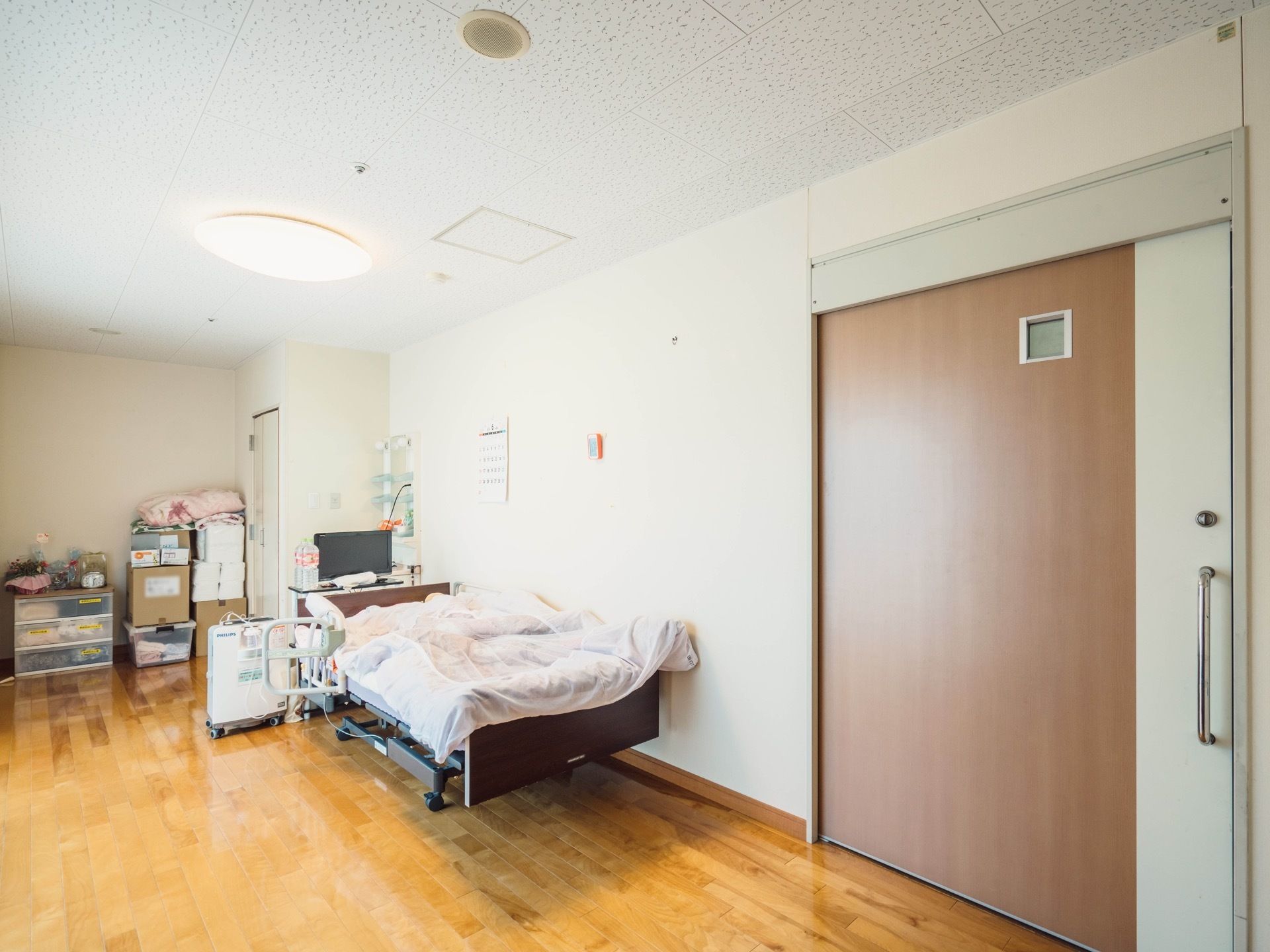 居室は完全個室になっているので、入居者様のプライバシーがきちんと確保されている。室内は明るく居心地の良い雰囲気。