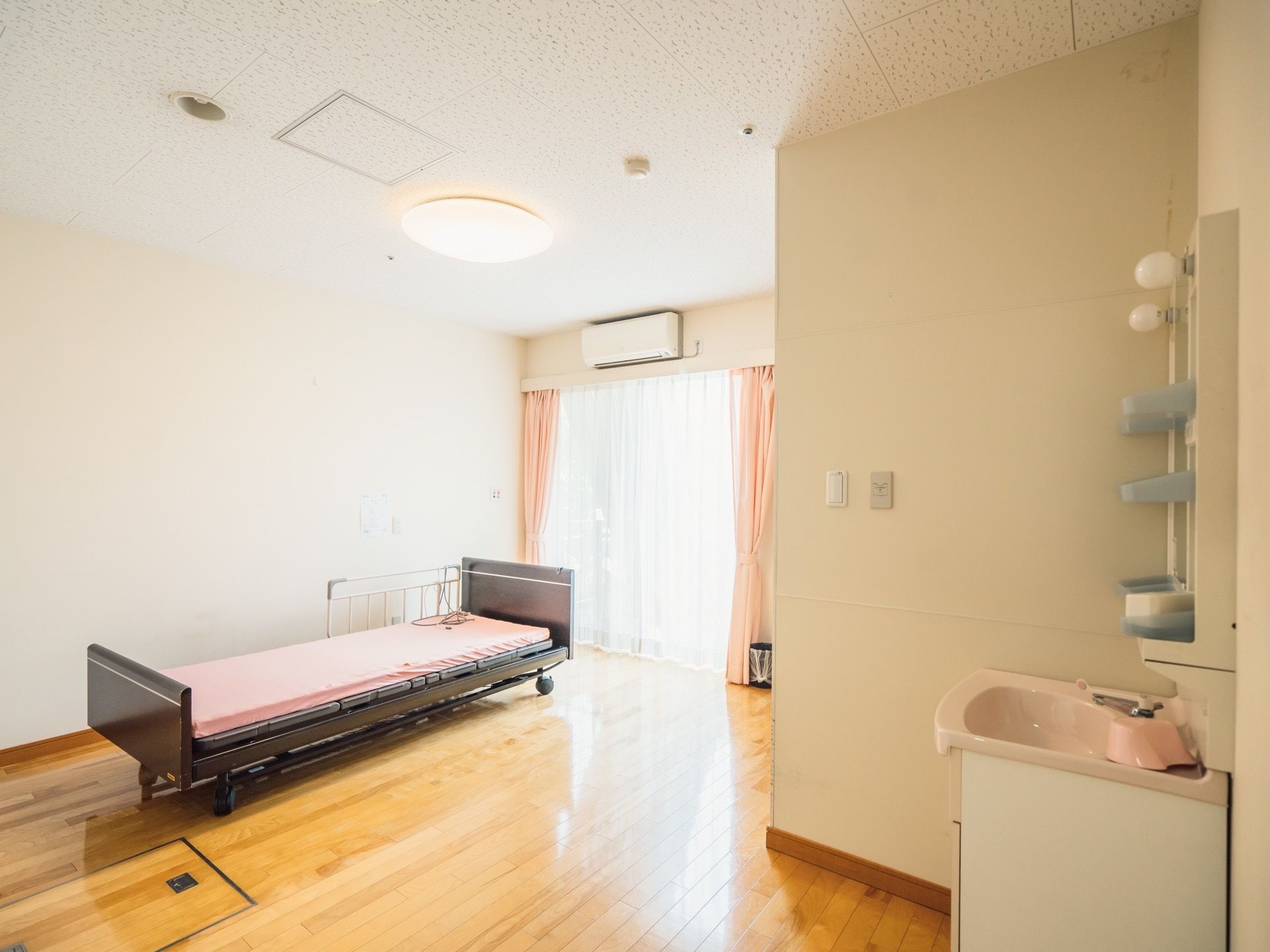 居室内には化粧洗面台を完備しているので、自室で身だしなみを整えることができる。洗面台には収納棚が複数ついていて機能的なデザインになっている。