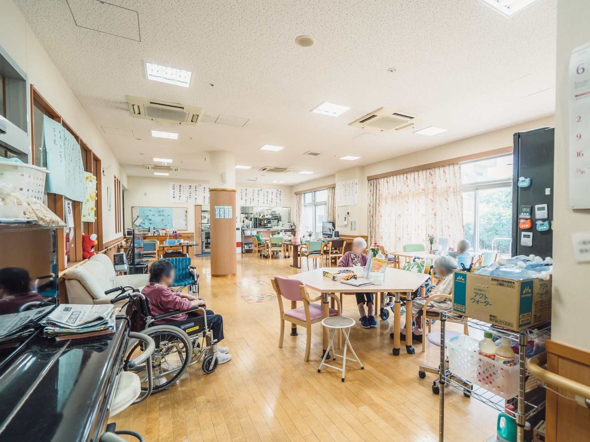 明るく開放的なリビングダイニングには、6角形の個性的なデザインのテーブルが並んでいる。部屋の中央は通路として空けられている。