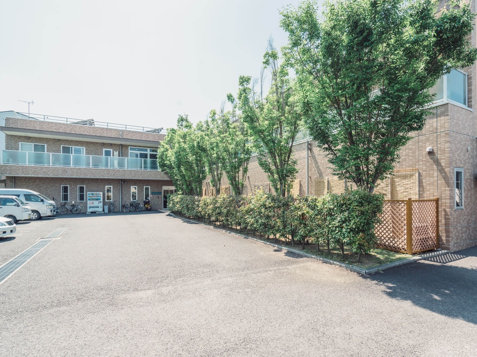 施設の周囲には高い建物がないので、日当たりが良く居心地の良い雰囲気。建物はL字型に作られ、日の光を室内に多く取り込めるようになっている。