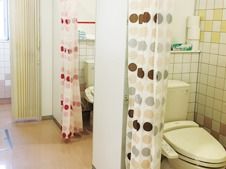 水玉のカーテンが設置されたトイレが二つ並んでいる。