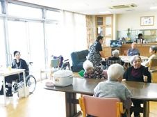 ダイニングテーブルが並んだ食堂は、落ち着いた雰囲気。奥にはキッチンもある。