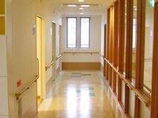 廊下には全域手すりが設置され、まっすぐな廊下には余計なもの一つ置かれていない。