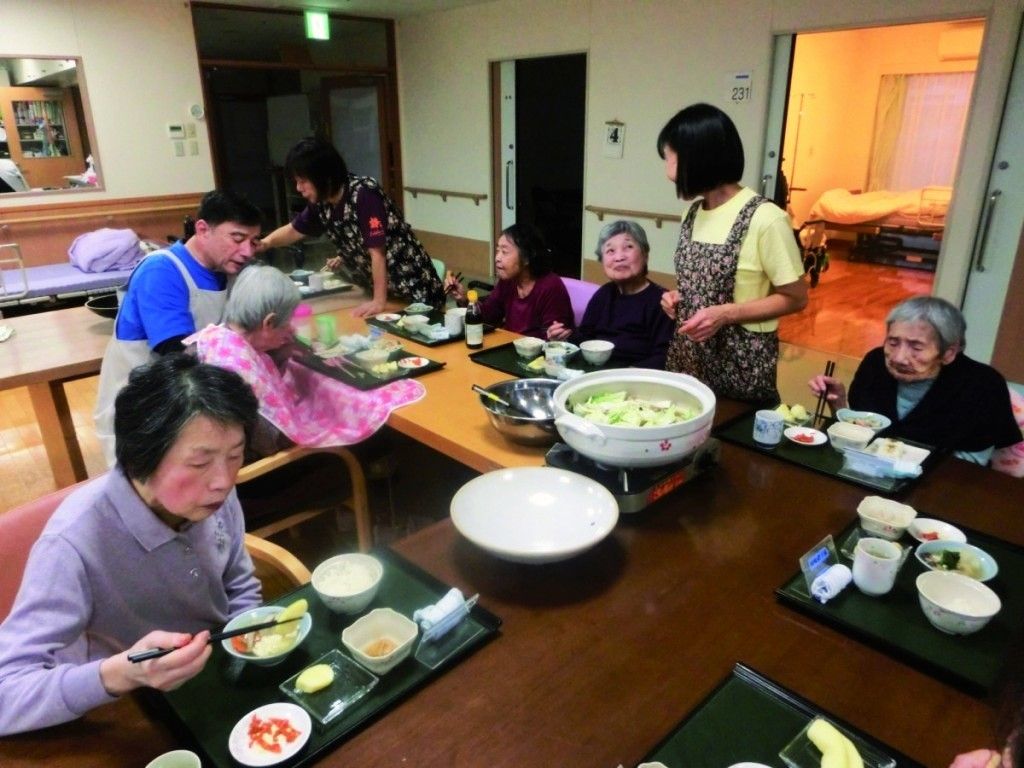 それぞれの入居者の前には食事がのったトレーがあるが、テーブルの中央には鍋も置かれている。