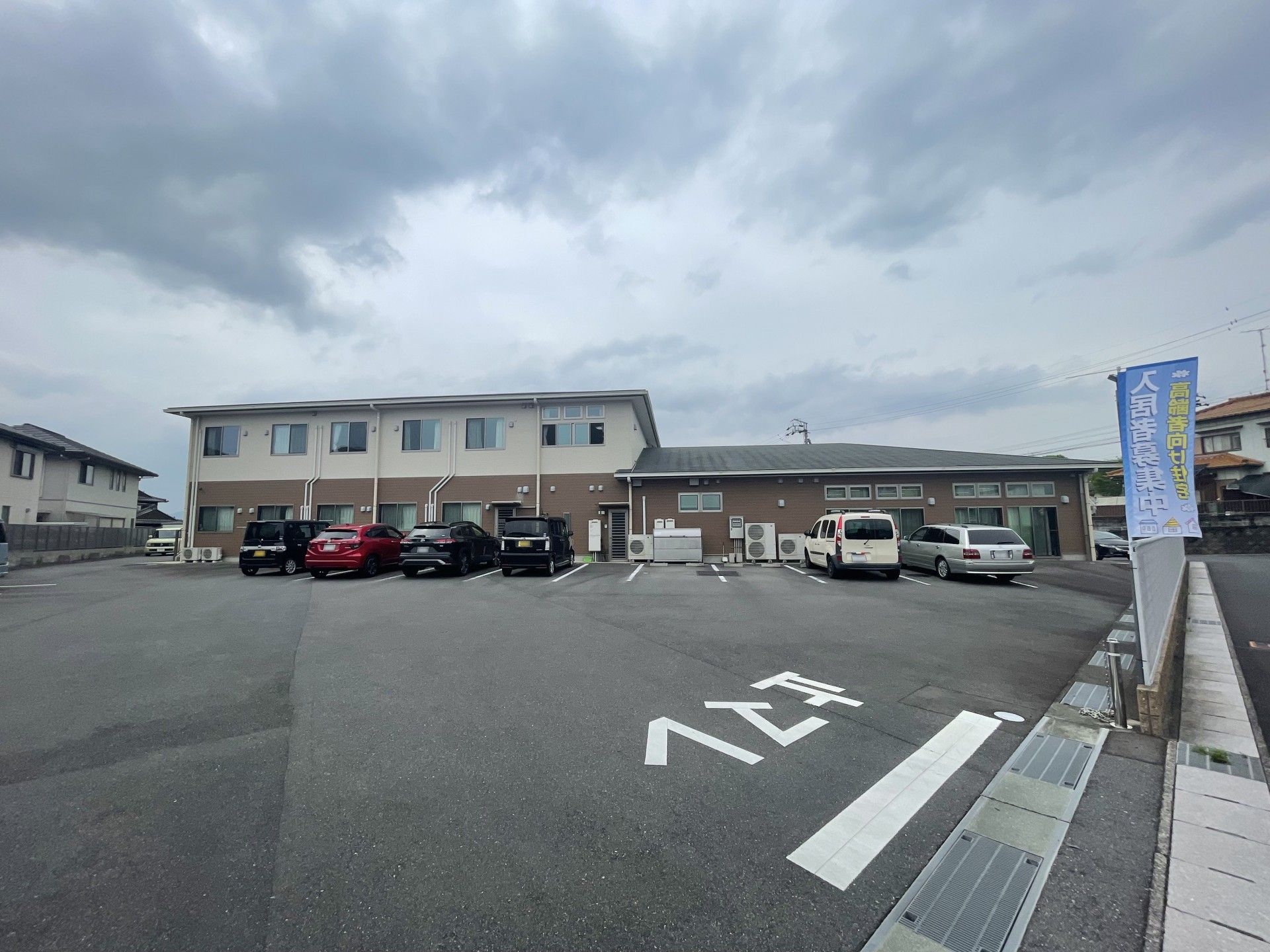 広々とした駐車場の施設