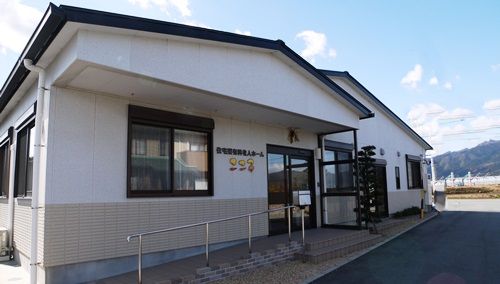 明るいエントランスの施設