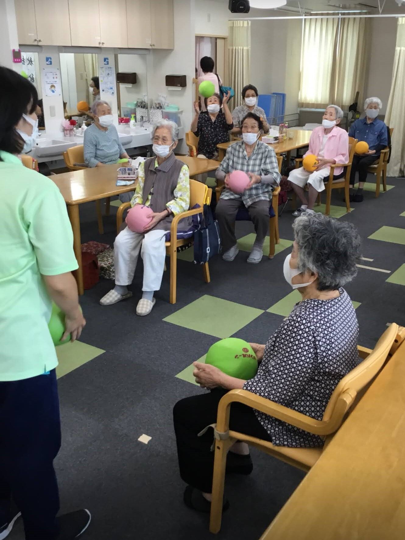 ボールを使った運動に取り組む入居者の様子