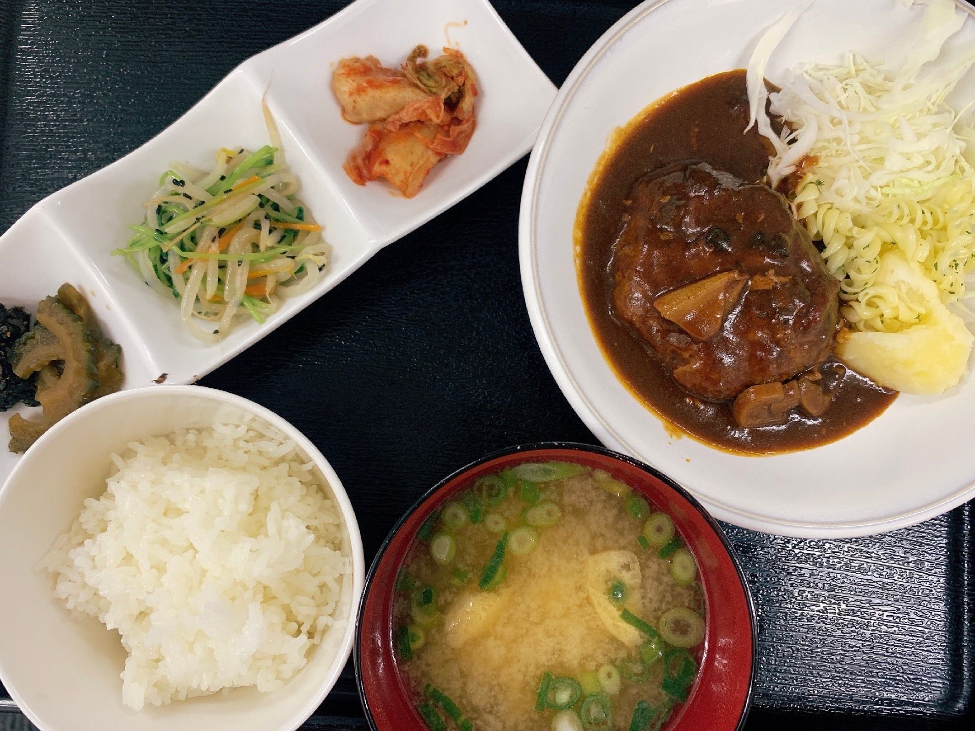 洋食がメインで主食や汁物、副菜が並べられたある日のメニュー