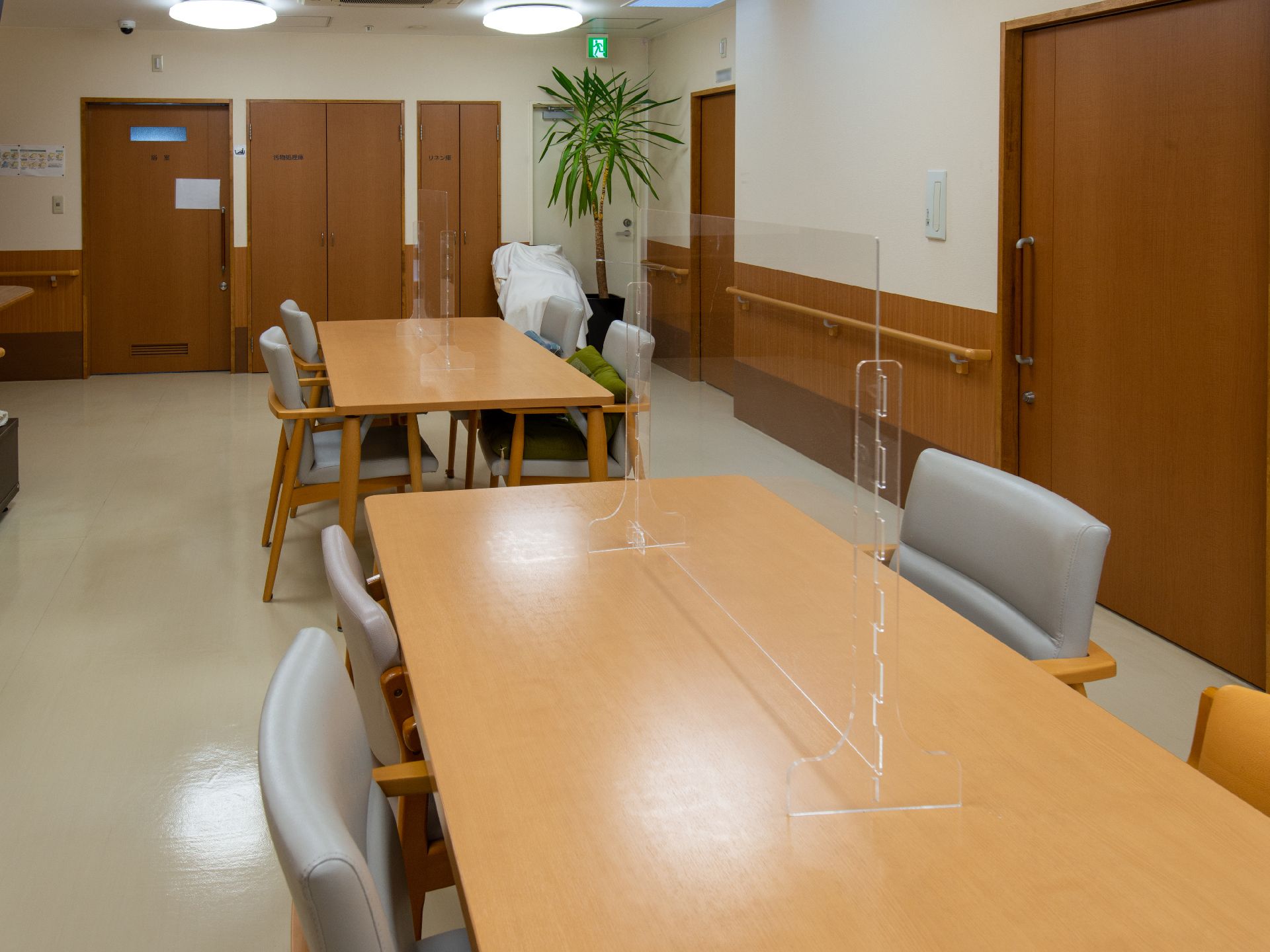 テーブルをかこんで椅子が設置されている共有スペース
