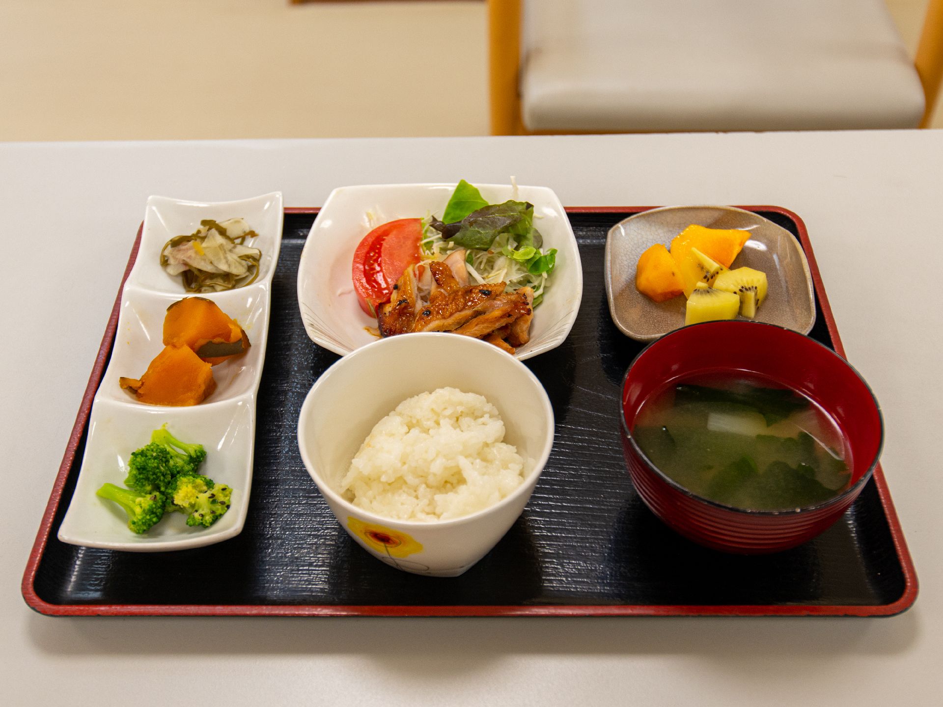 小鉢に盛り付けられたおかずと、ご飯と味噌汁のセット