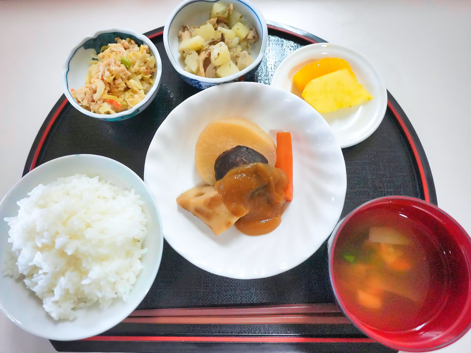 野菜の煮物やご飯と味噌汁のセット