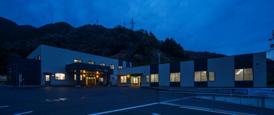 夜の建物外観