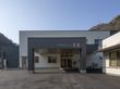 広いエントランスの建物