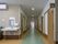 長い廊下と洗面台