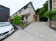 介護施設の外観と駐車場