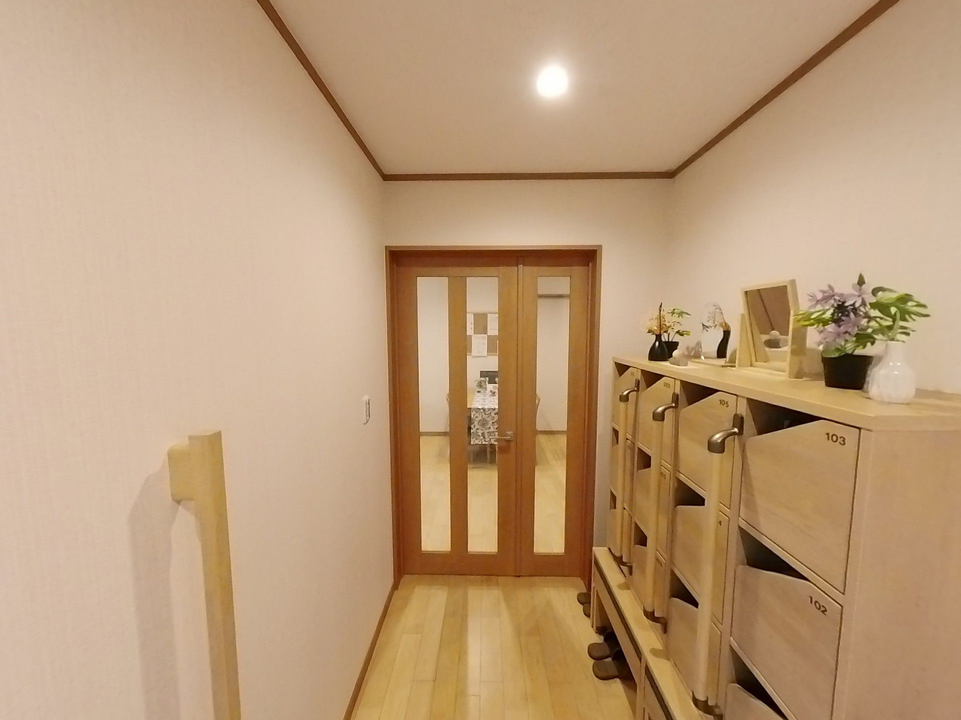 靴箱のある廊下
