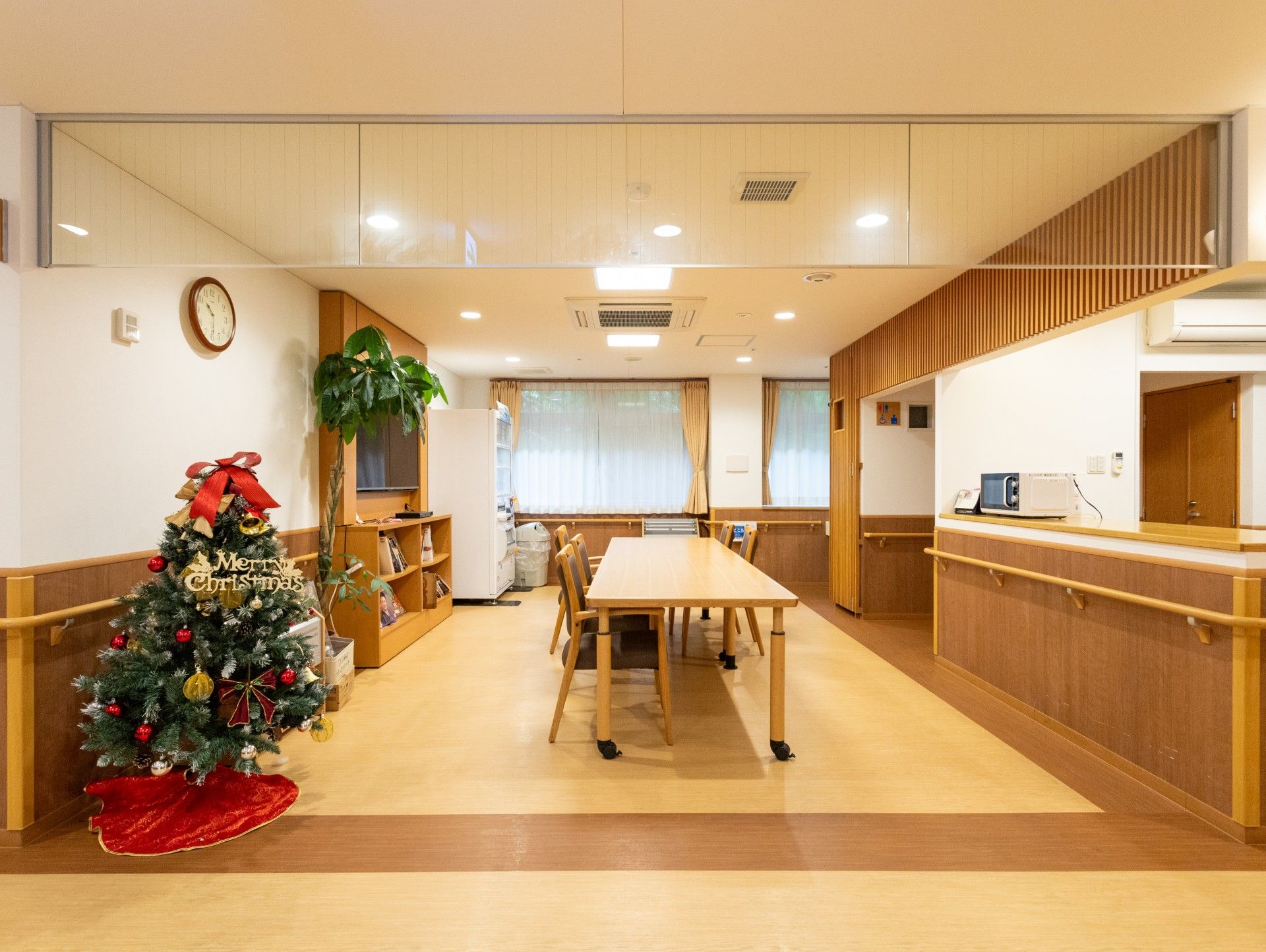 クリスマスツリーのある部屋