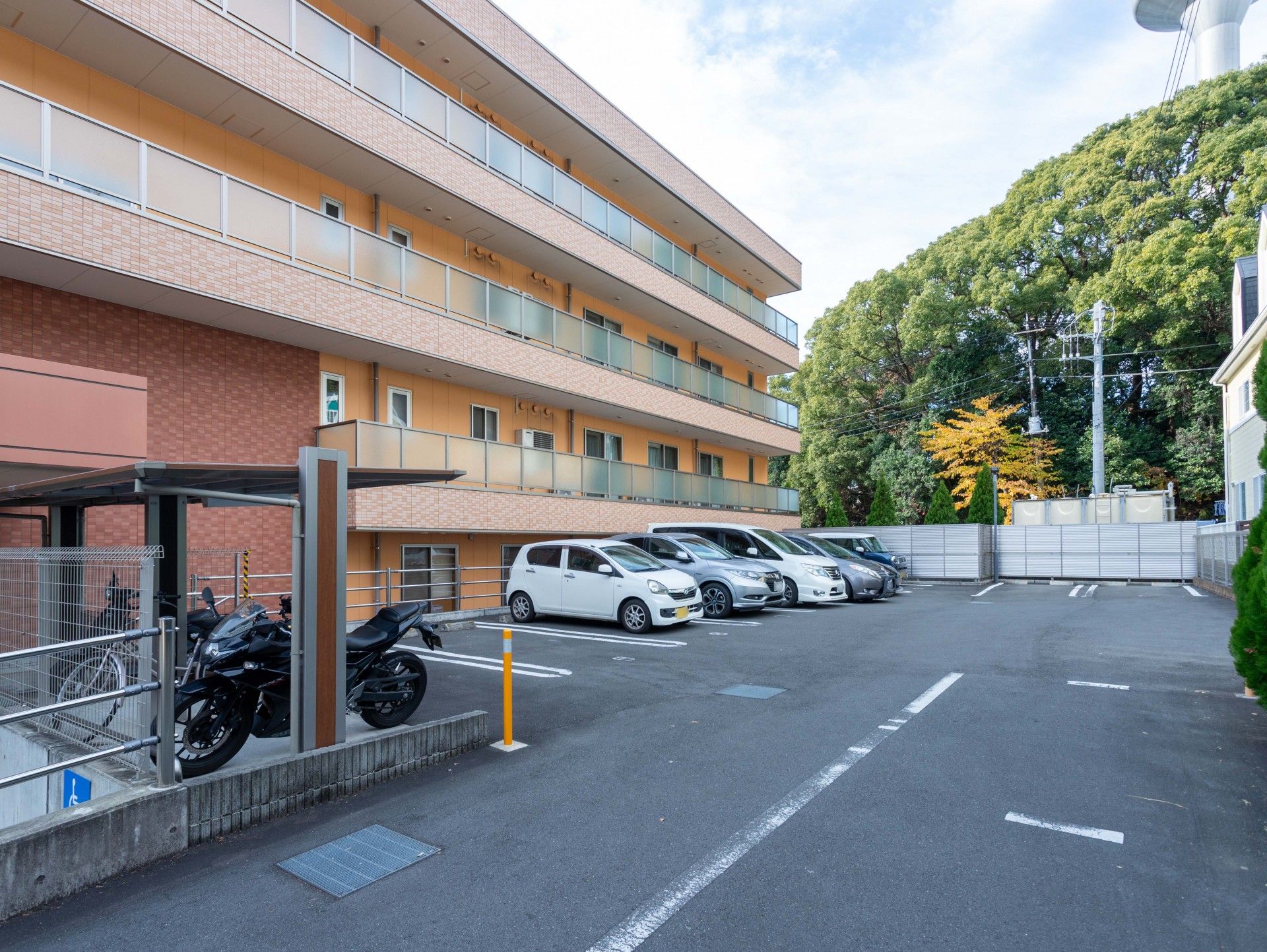 駐車場と建物の外観