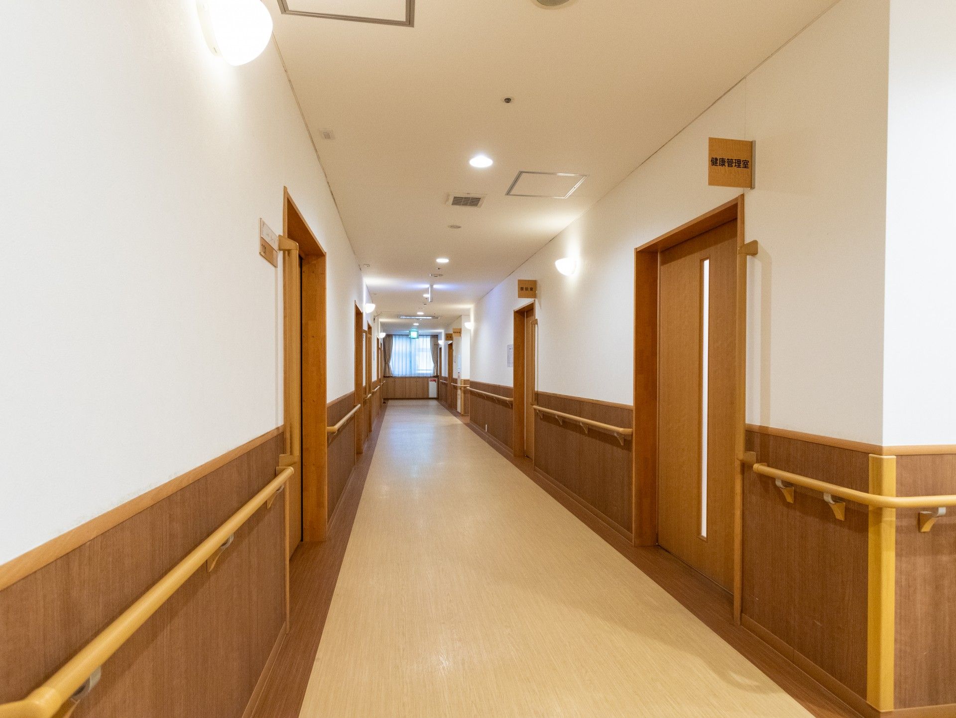 手すり付きの長い廊下