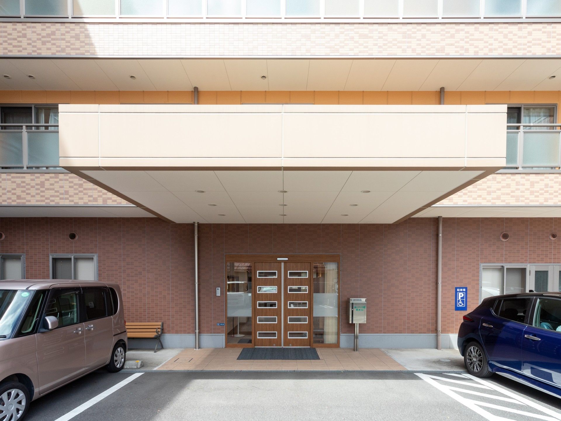 エントランスの外観