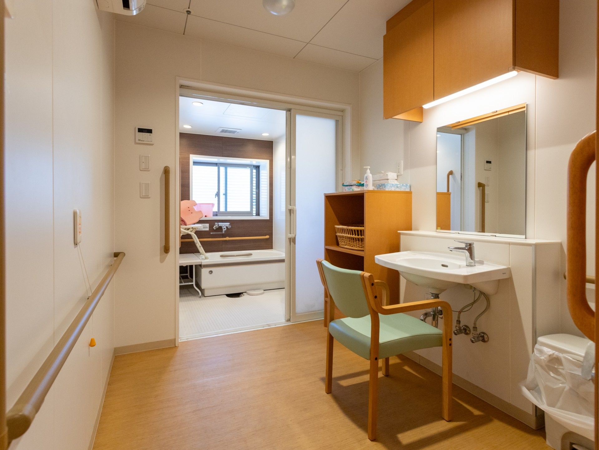 洗面台と浴室のある部屋