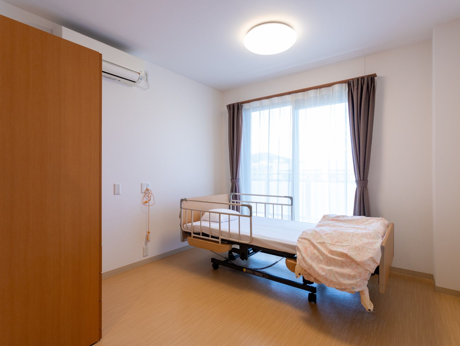 明るい個室のベッド