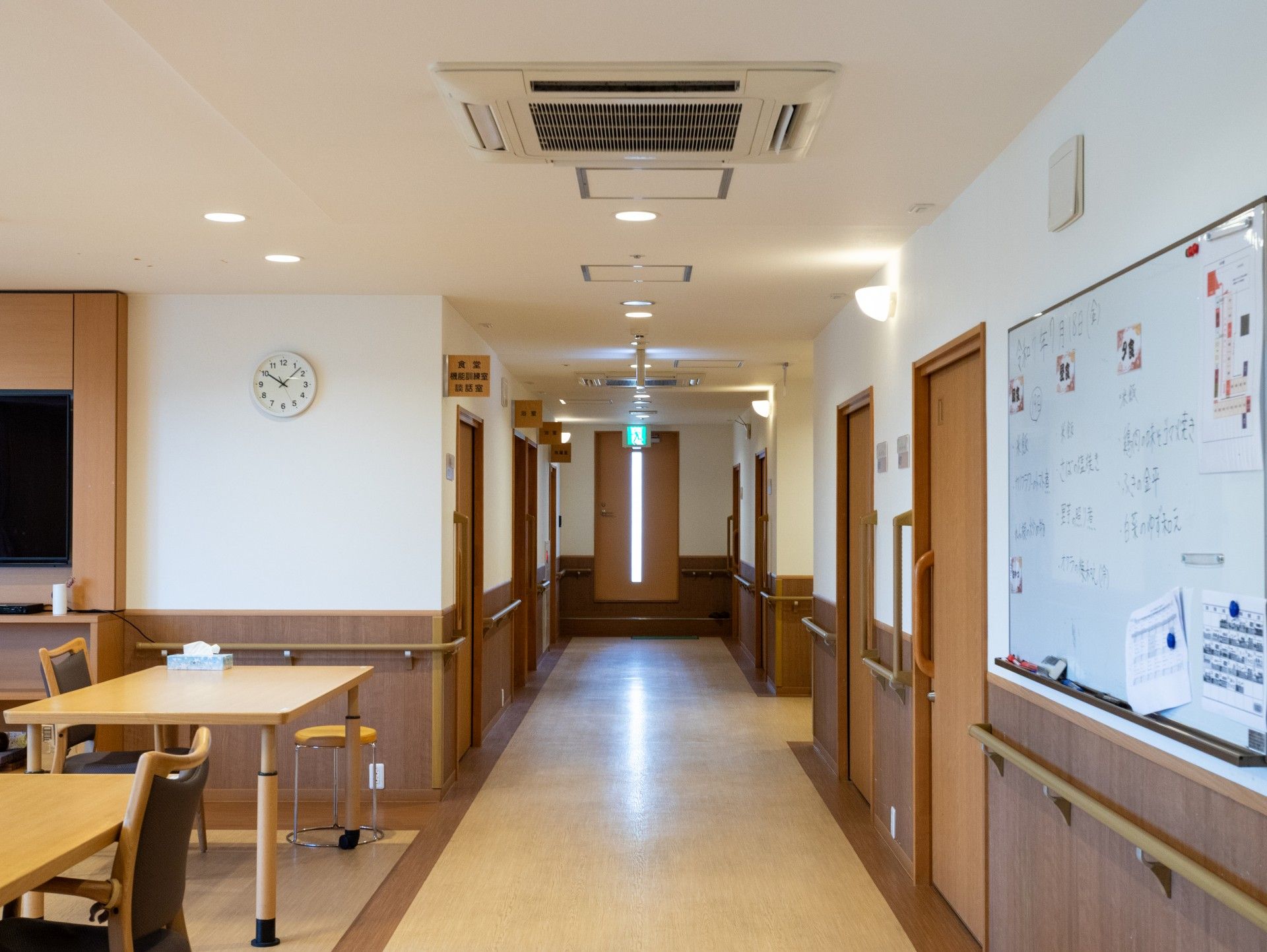 明るい廊下と掲示板