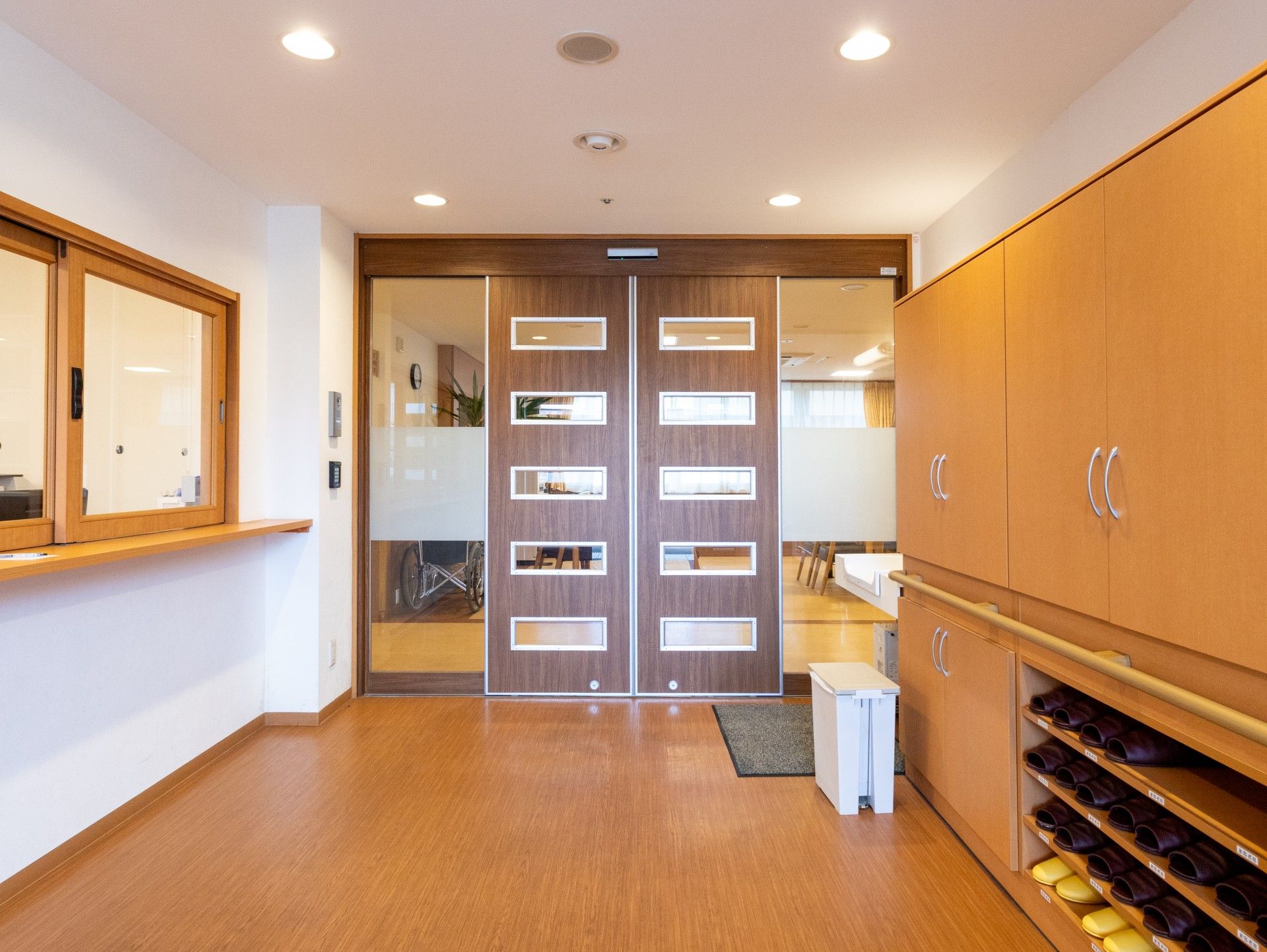 木製の引き戸のある廊下