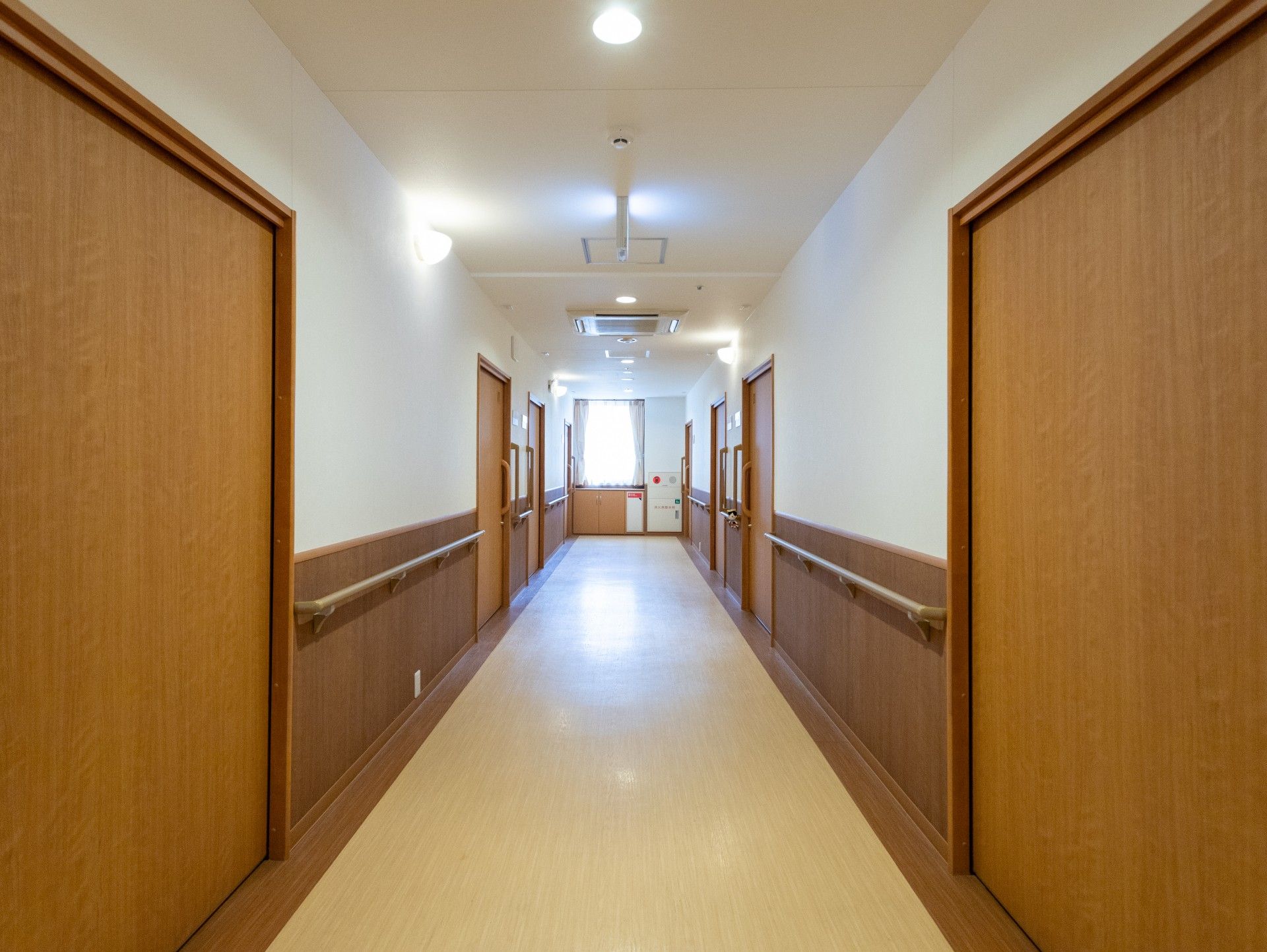 手すり付きの廊下