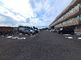 広い駐車場と建物の外観