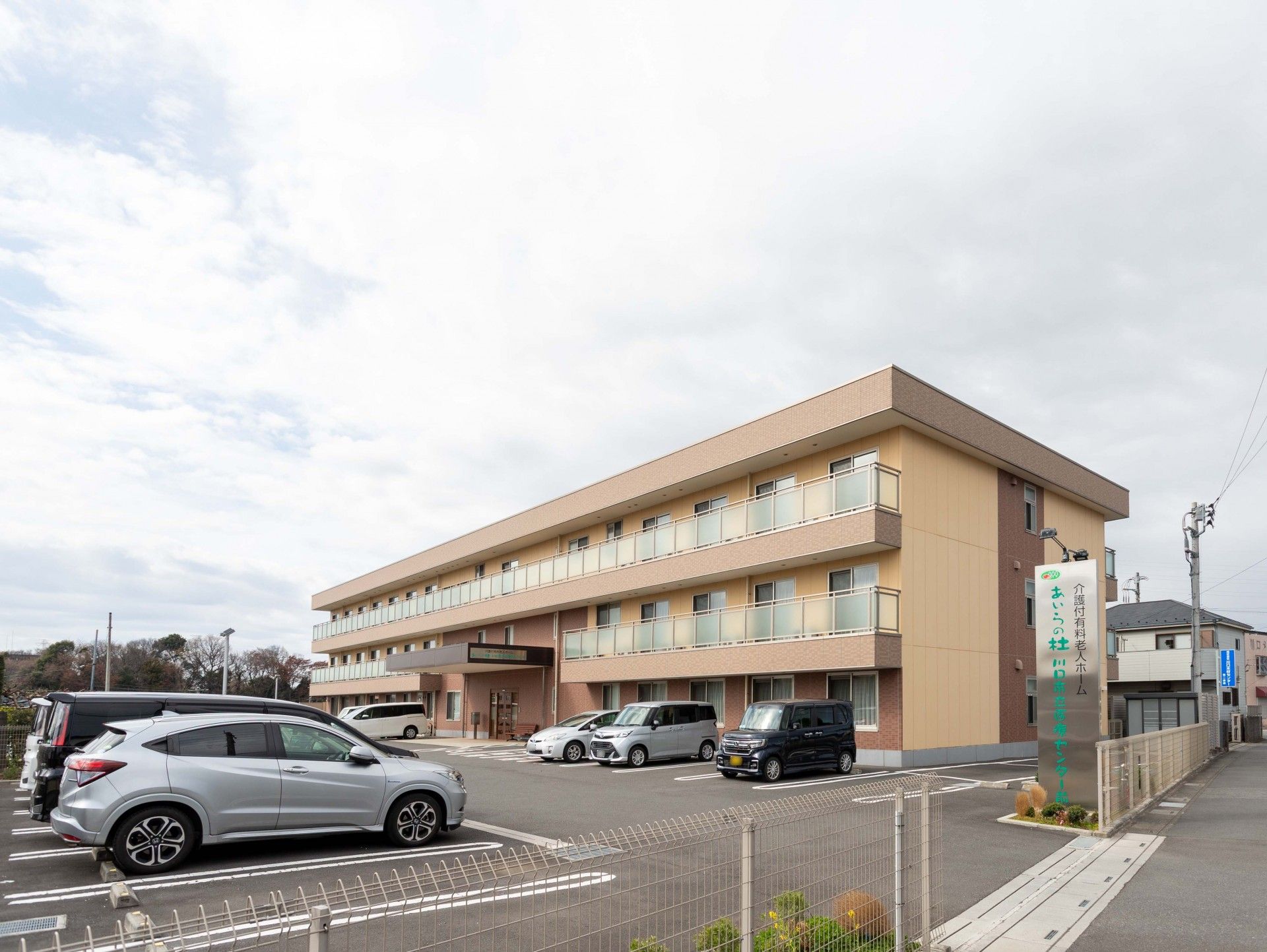駐車場のある建物外観