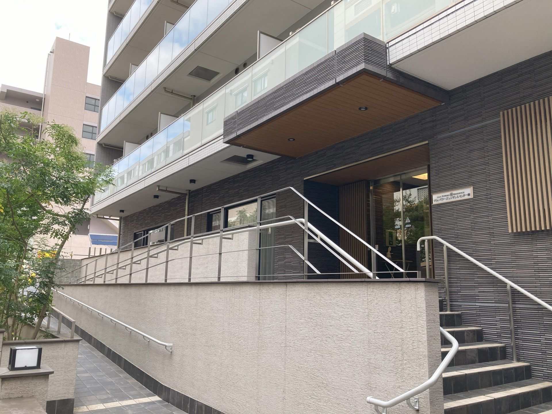 入口のある施設外観
