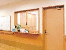 受付とドアのある廊下