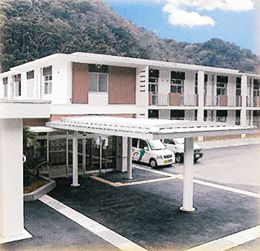 自然に囲まれた建物入口