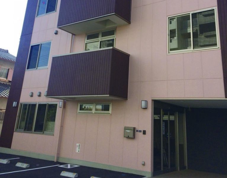 ピンク色の清潔感漂う建物外観