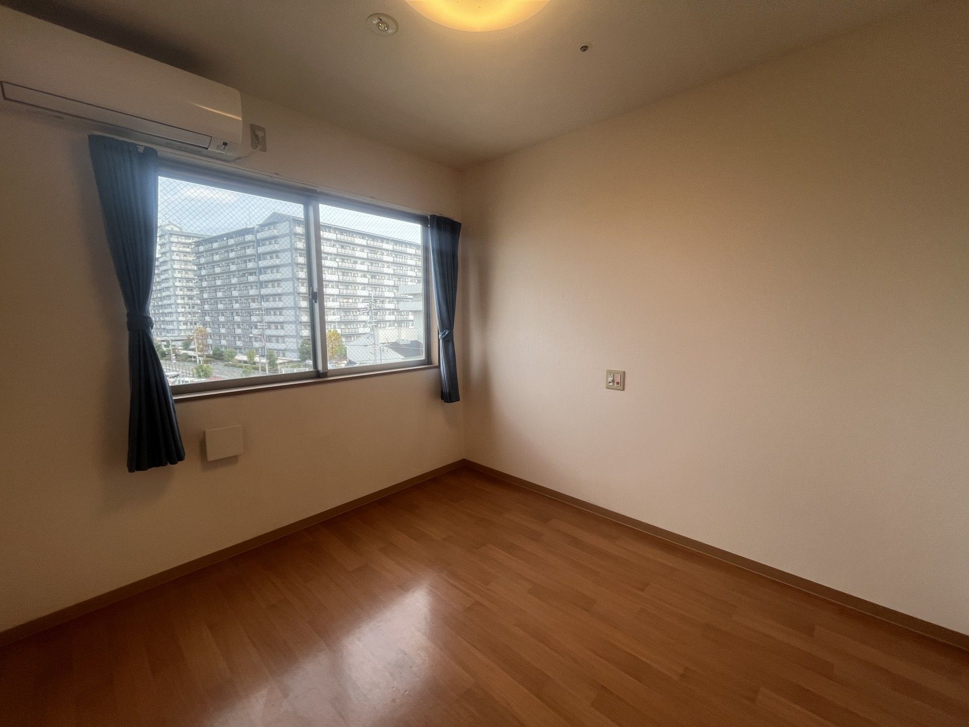 窓のある明るい部屋