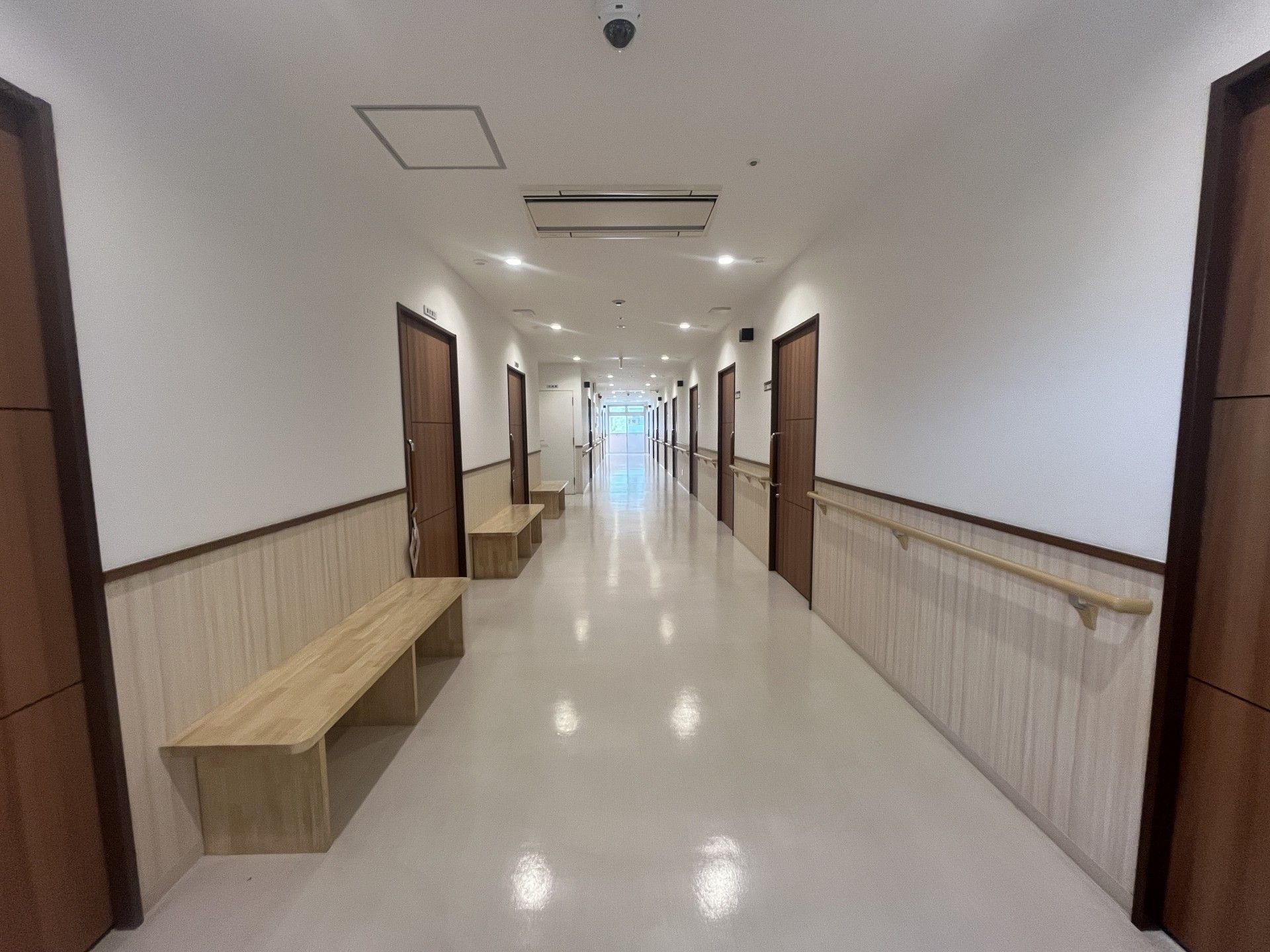 長い廊下とベンチ