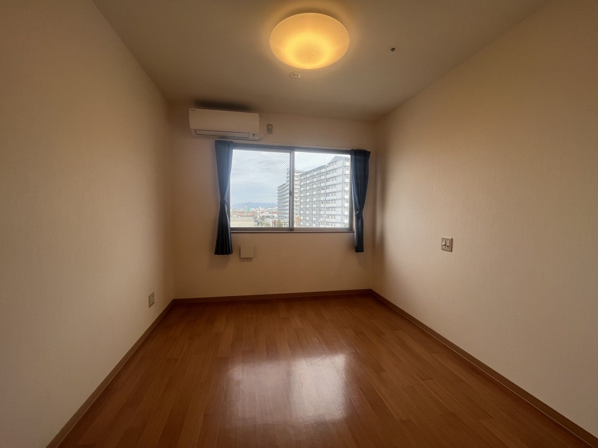 窓のある明るい部屋