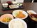 白いご飯にみそ汁、小鉢などが並んだトレー。揚げ物がメイン。
