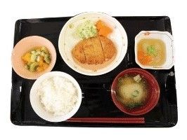 とんかつをメインとした食事にはみそ汁やご飯もつき、フルーツも添えられている。