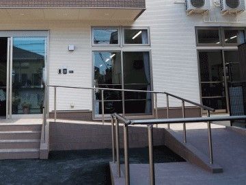 玄関先には手すり付きのスロープや階段が設置され、自動ドア出入りもスムーズ。