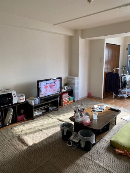 フローリングの部屋にはかーぺーっとが敷かれ、テレビやローテーブルが置かれている。家庭的な雰囲気。