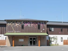 2階建てブラウンの外壁の建物