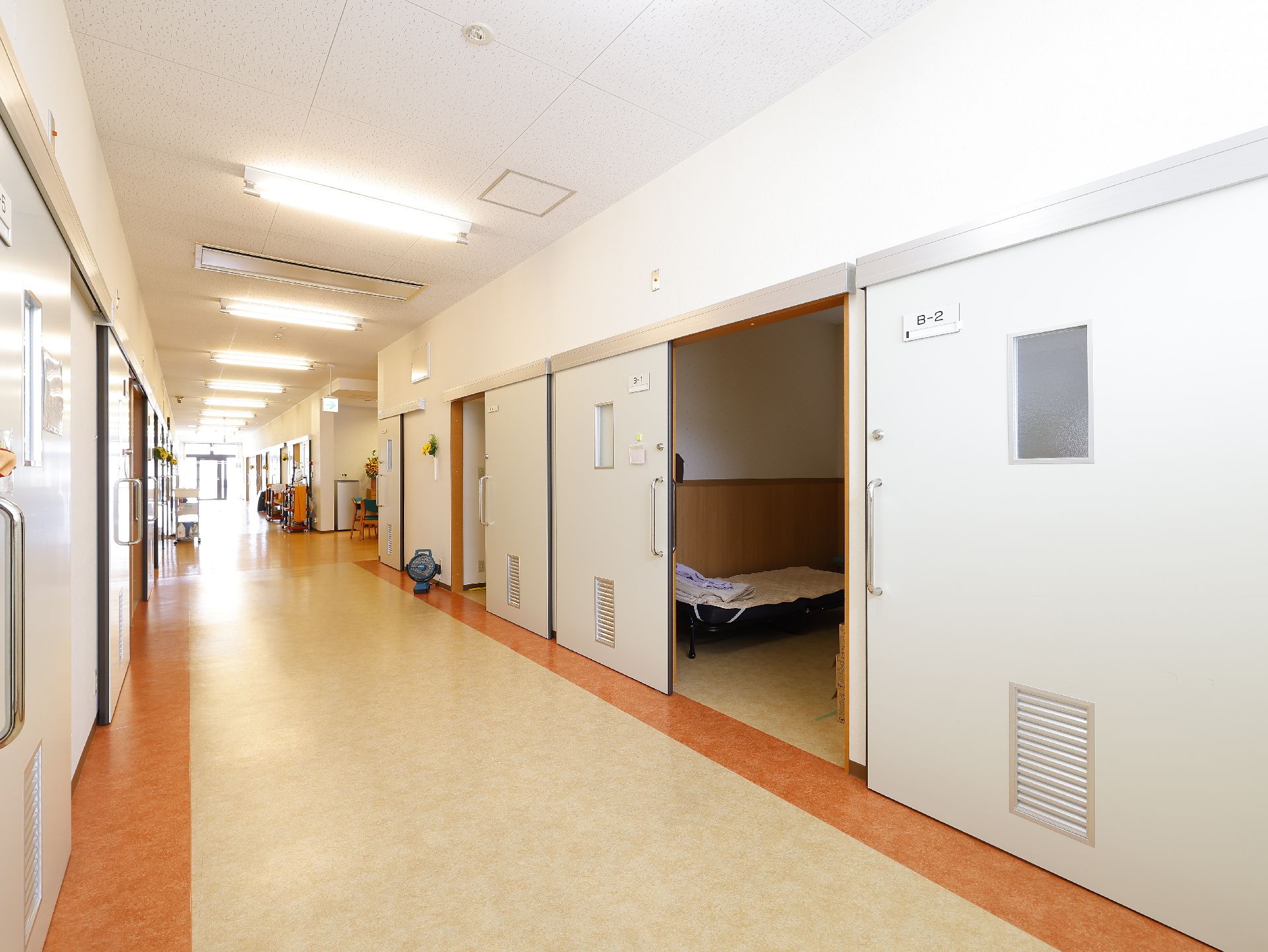段差のない、移動しやすい介護施設の廊下