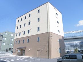 白と薄茶のツートンカラーの建物