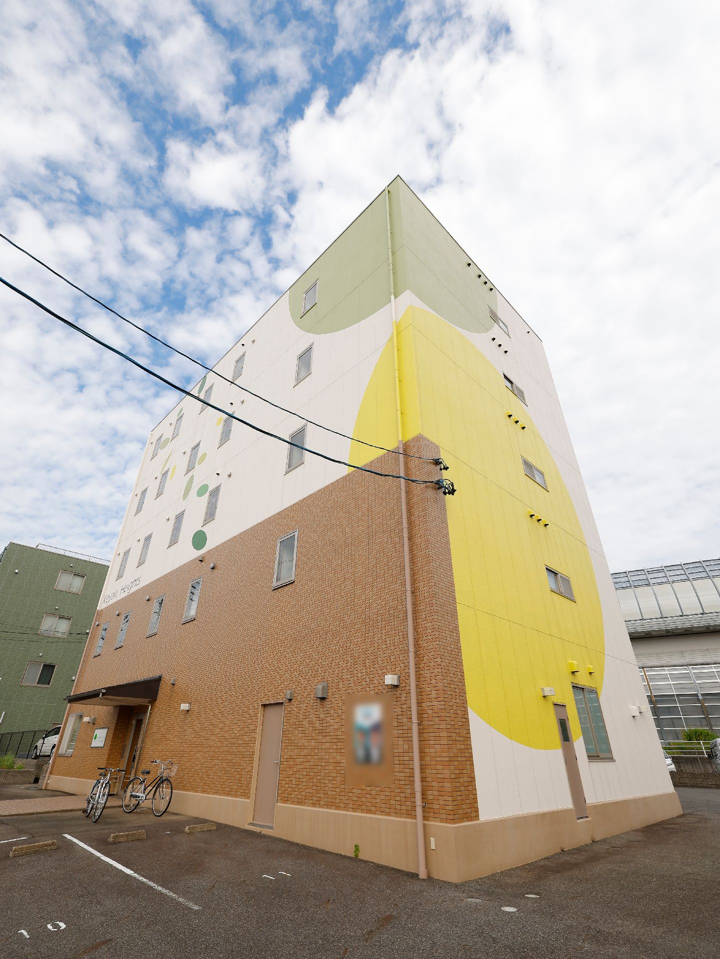 五階建てで駐車場のある介護施設