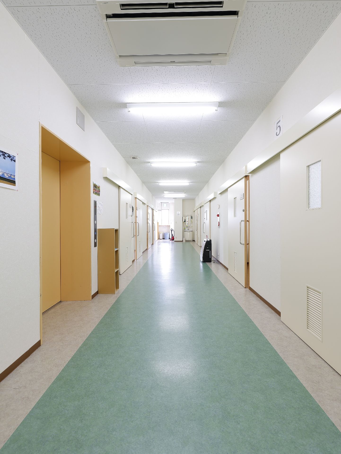 車椅子ですれ違うことが可能なほど広く、利用者が快適に移動できる廊下